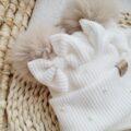 Czapka-zimowa-dla-dziewczynki-ecru-pompony-bez-1-scaled-1.jpg