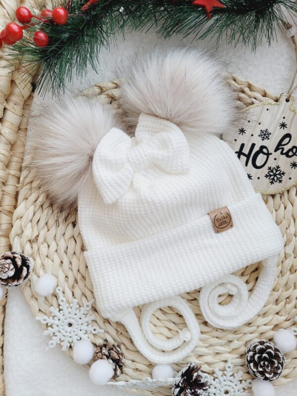 Czapka-zimowa-dla-dziewczynki-ecru-pompony-bez-palony-jasny-scaled-1.jpg