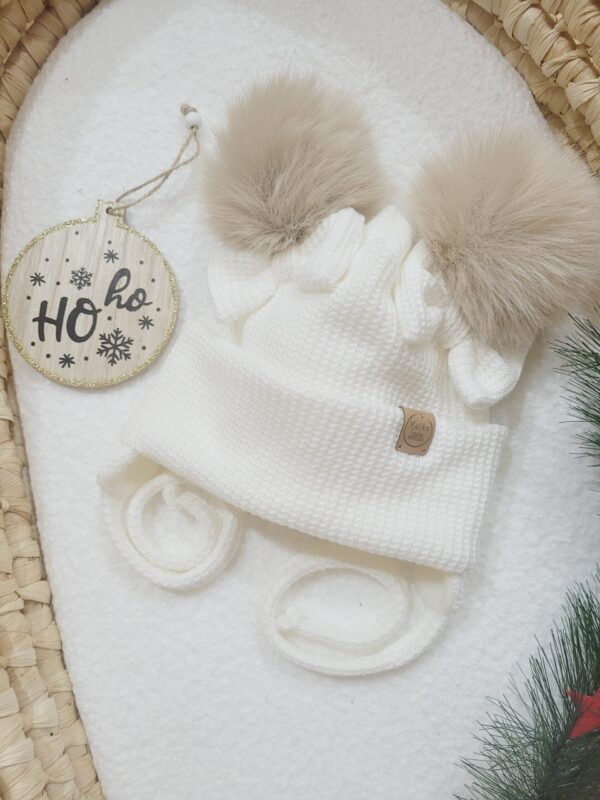 Czapka-zimowa-dla-dziewczynki-ecru-pompony-bez-scaled-1.jpg