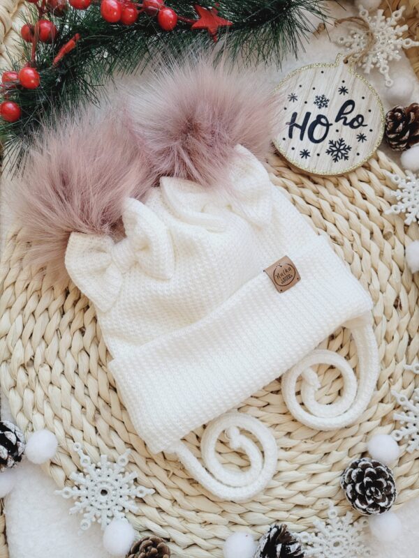 Czapka-zimowa-dla-dziewczynki-ecru-pompony-roz-scaled-1.jpg