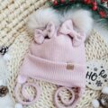 Czapka-zimowa-dla-dziewczynki-roz-pastelowy-pompony-bez-palony-jasny-scaled-1.jpg