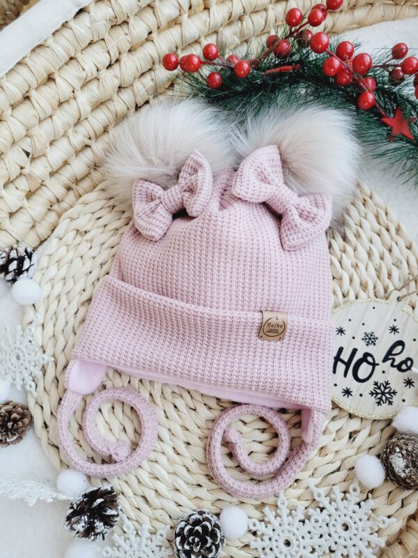Czapka-zimowa-dla-dziewczynki-roz-pastelowy-pompony-bez-palony-jasny-scaled-1.jpg