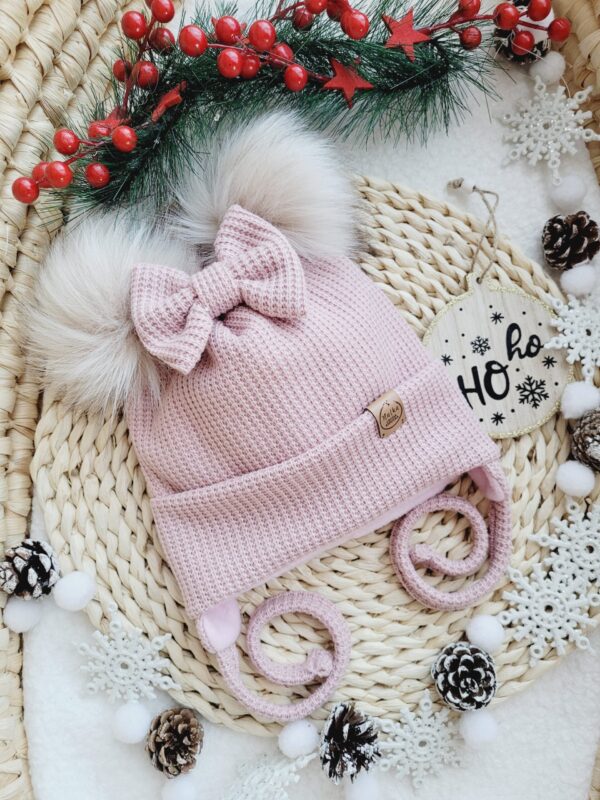 Czapka-zimowa-dla-dziewczynki-roz-pastelowy-pompony-bez-palony-jasny-scaled-2.jpg