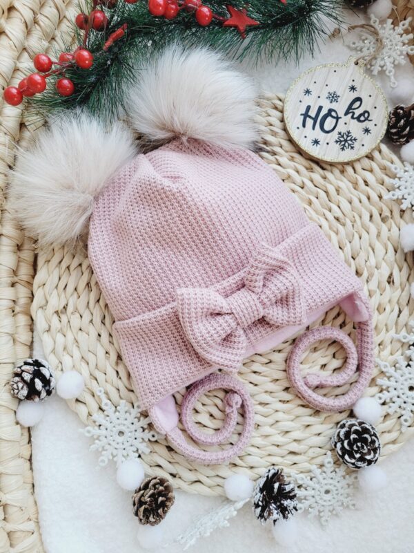 Czapka-zimowa-dla-dziewczynki-roz-pastelowy-pompony-bez-palony-jasny-scaled-3.jpg