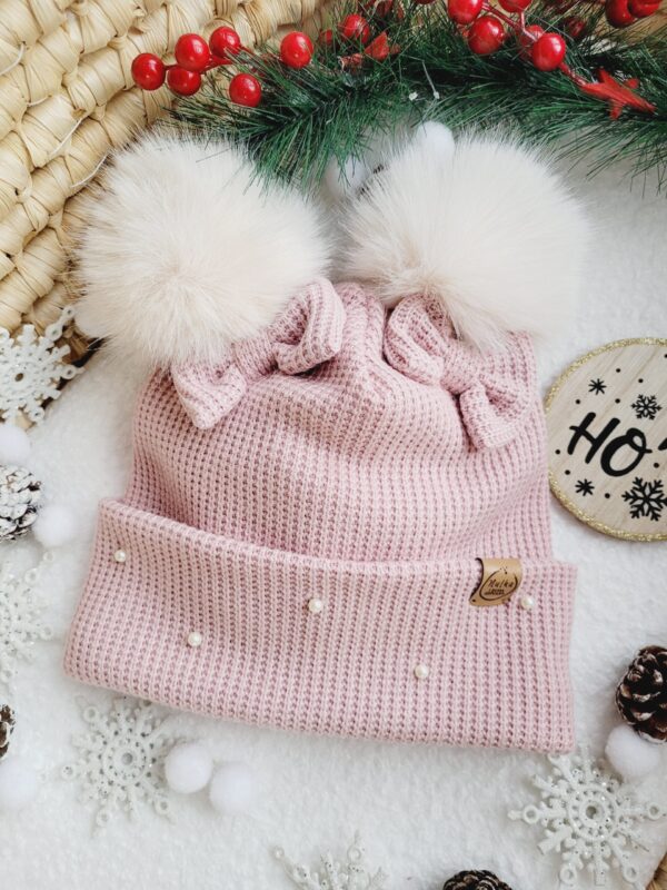 Czapka-zimowa-dla-dziewczynki-roz-pastelowy-pompony-wanilia-scaled-1.jpg