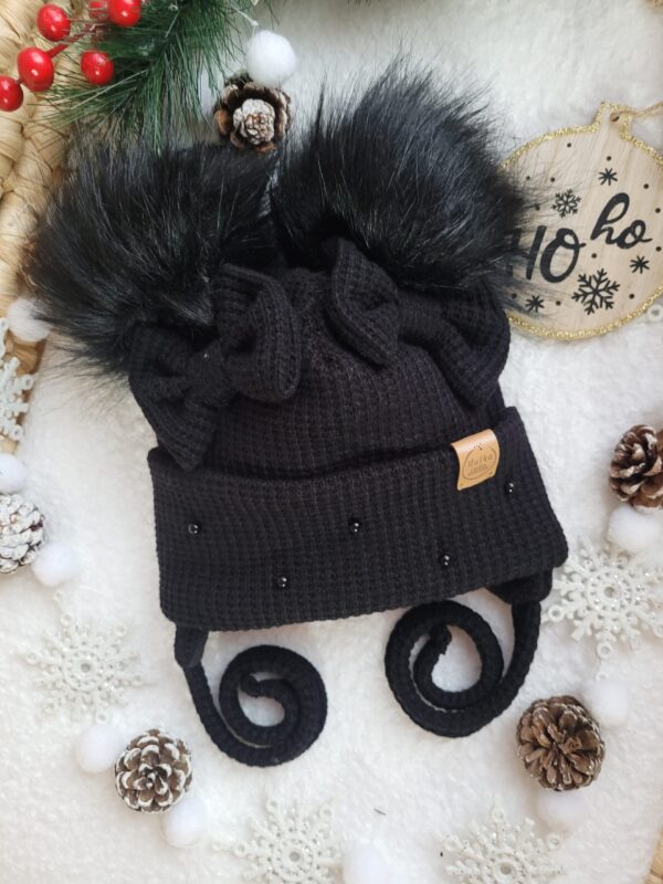 Czapka-zimowa-dla-dziewczynki-z-perelkami-czarny-scaled-1.jpg