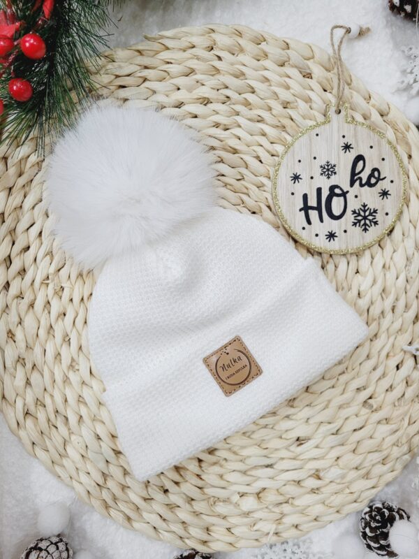 Czapka-zimowa-ecru-pompon-bialy-scaled-1.jpg Czapka-zimowa-ecru-pompon-bialy-scaled-1.jpg