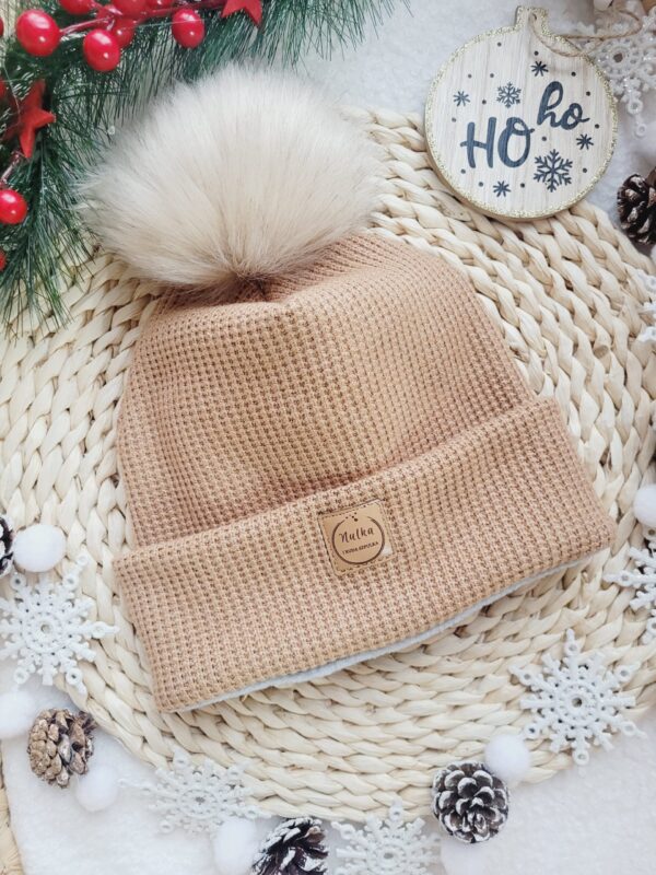 Czapka-zimowa-karmel-pompon-bez-palony-jasny-scaled-1.jpg