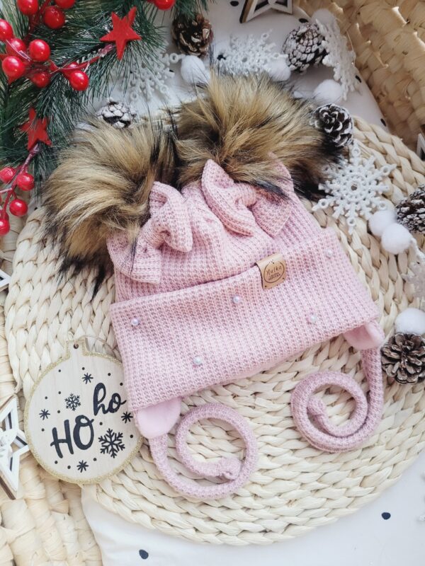 Czapka zimowa pastelowy róż z pomponami miód brąz kokardkami i perełkami