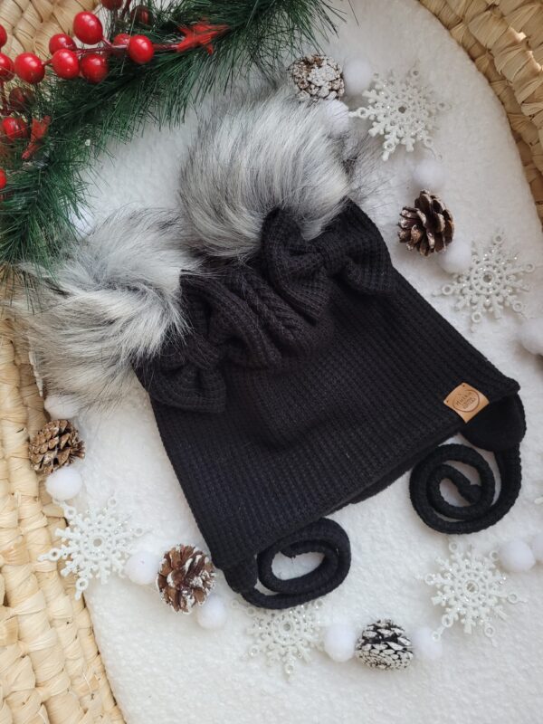 Czapka-zimowa-prosta-dla-dziewczynki-czarna-pompony-szare-scaled-1.jpg