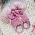Czapka-zimowa-roz-wrzosowy-z-kokardkami-i-pomponami-rozowymi-scaled-1.jpg
