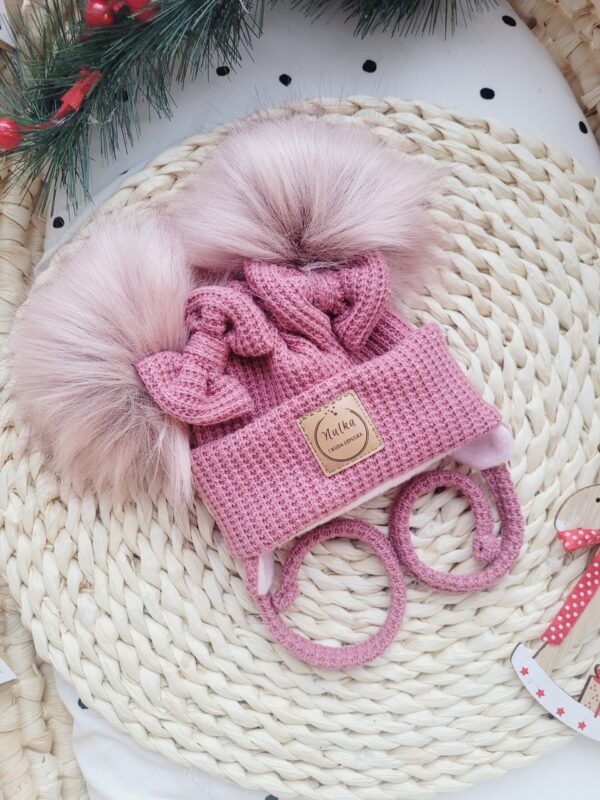 Czapka-zimowa-roz-wrzosowy-z-kokardkami-i-pomponami-rozowymi-scaled-1.jpg