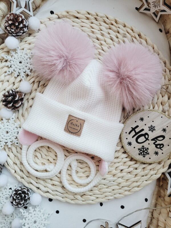 Czapka-zimowa-wiazana-ecru-pompony-pastelowy-roz-scaled-1.jpg Czapka-zimowa-wiazana-ecru-pompony-pastelowy-roz-scaled-1.jpg
