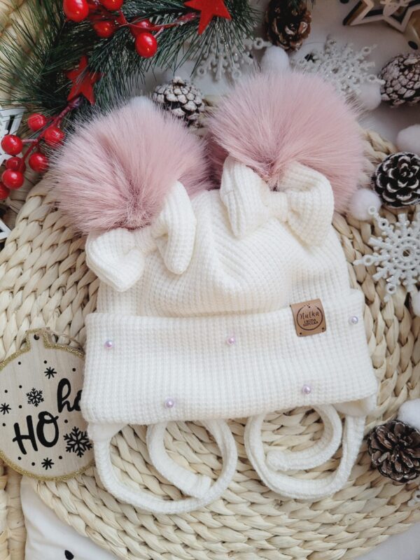 Czapka-zimowa-wiazana-ecru-z-kokardkami-perelkami-popony-roz-pastelowy-scaled-1.jpg