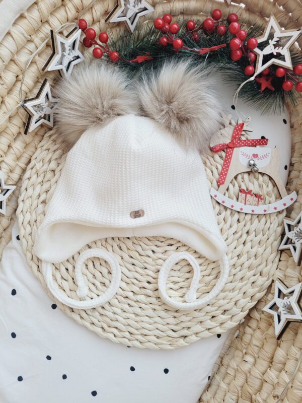 Czapka-zimowa-wiazana-ecru-z-pomponami-bez-palony-jasny-scaled-1.jpg