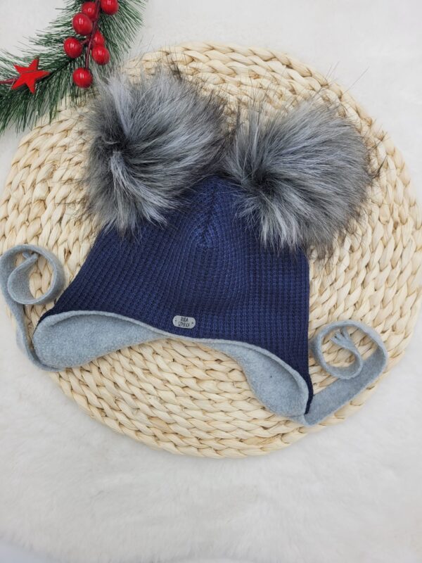 Czapka-zimowa-wiazana-granatowa-z-pomponami-szarymi-scaled-1.jpg