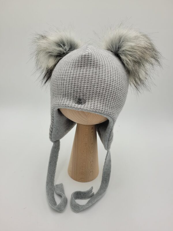 Czapka-zimowa-wiazana-jasny-szary-melanz-z-pomponami-szarymi-scaled-1.jpg