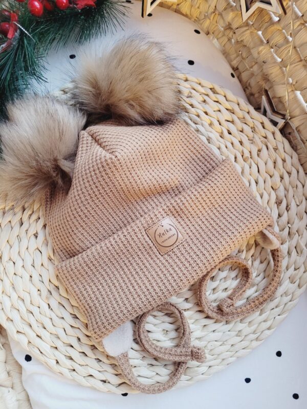 Czapka-zimowa-wiazana-karmel-pompony-bez-palony-ciemny-scaled-1.jpg