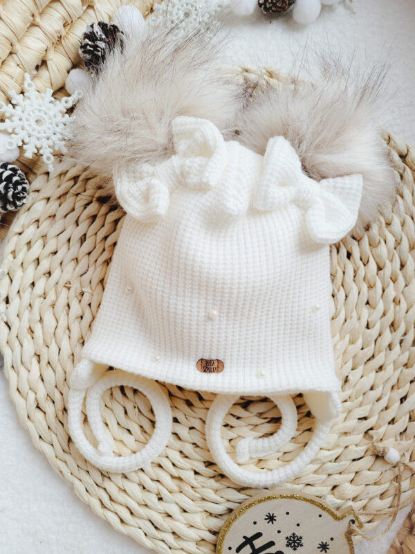 Czapka-zimowa-wiazana-prosta-ecru-pompony-bez-palony-jasny-kokardki-perelki-scaled-1.jpg