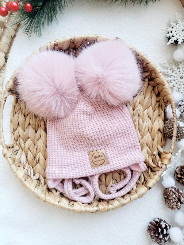 Czapka-zimowa-wiazana-prosta-pastelowy-roz-pompony-pastel-scaled-1.jpg