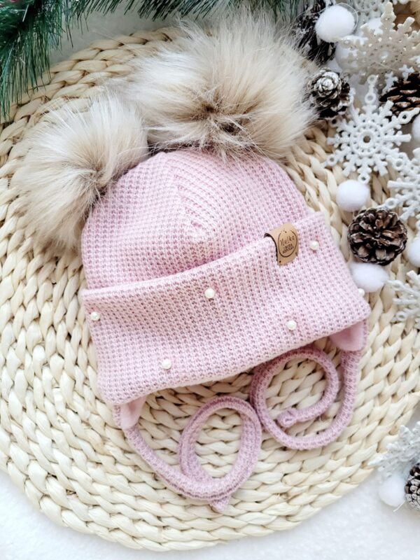 Czapka-zimowa-wiazana-roz-pastelowy-pompony-bez-palony-jasny-scaled-1.jpg