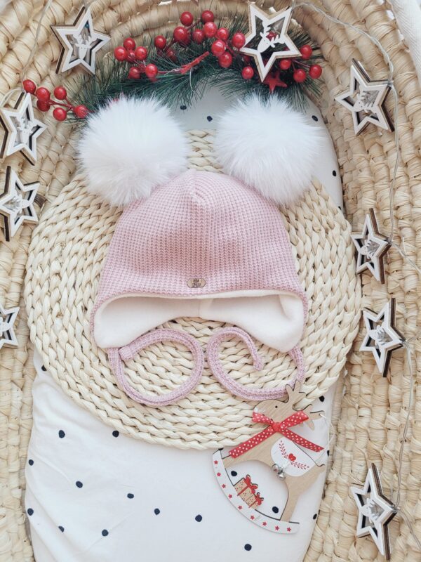 Czapka-zimowa-wiazana-roz-pastelowy-z-pomponami-bialymi-scaled-1.jpg Czapka-zimowa-wiazana-roz-pastelowy-z-pomponami-bialymi-scaled-1.jpg