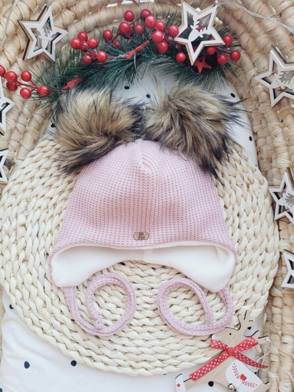 Czapka-zimowa-wiazana-roz-pastelowy-z-pomponami-miod-braz-scaled-1.jpg