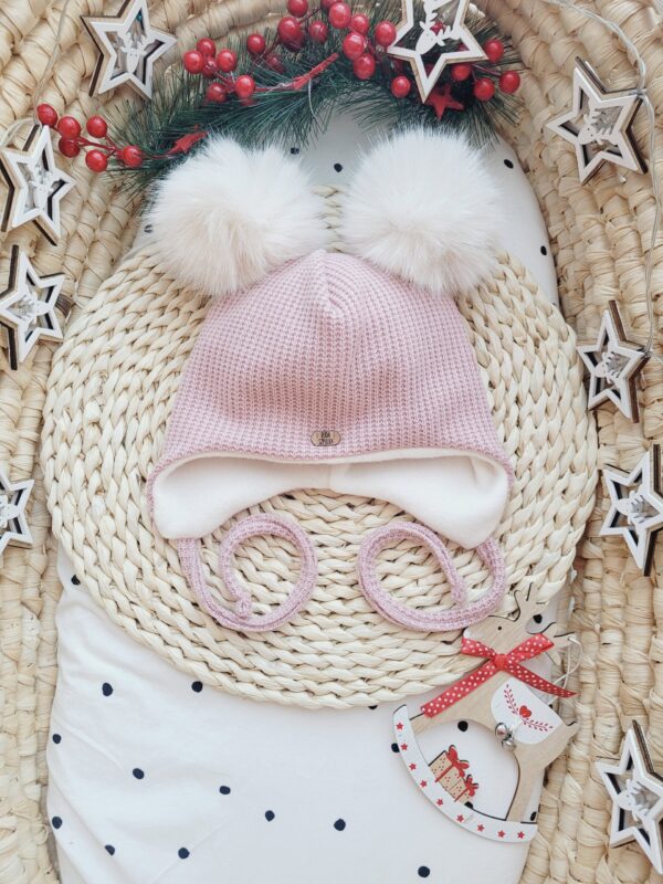 Czapka-zimowa-wiazana-roz-pastelowy-z-pomponami-waniliowymi-scaled-1.jpg