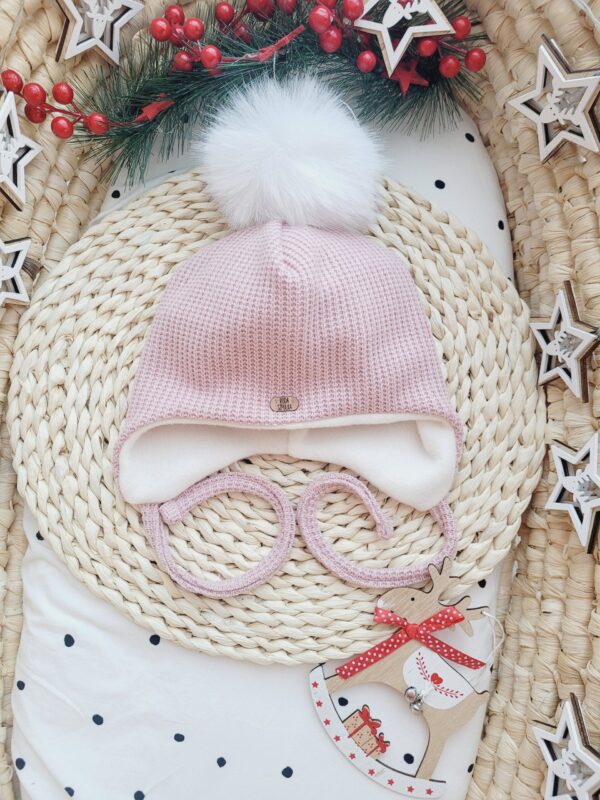 Czapka-zimowa-wiazana-roz-pastelowy-z-pomponem-bialym-scaled-1.jpg
