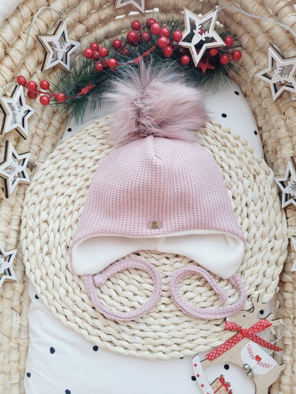 Czapka-zimowa-wiazana-roz-pastelowy-z-pomponem-rozowym-scaled-1.jpg