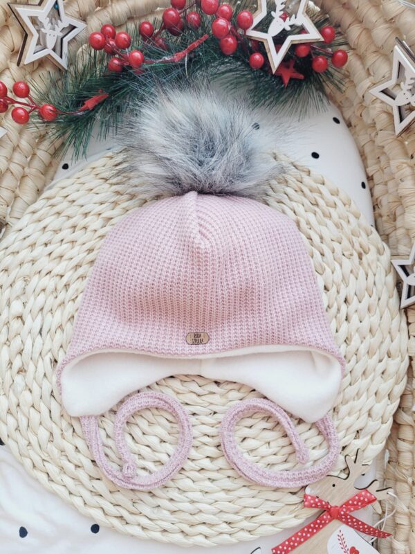 Czapka-zimowa-wiazana-roz-pastelowy-z-pomponem-szarym-scaled-1.jpg