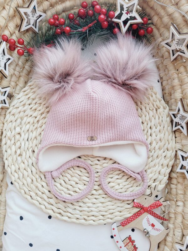 Czapka-zimowa-wiazana-roz-pastelowy-z-rozowymi-pomponami-scaled-1.jpg