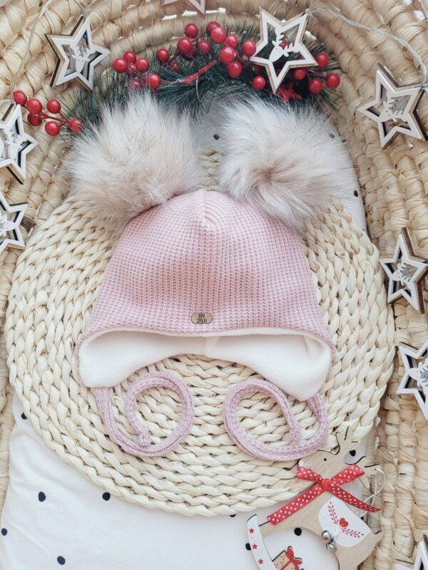 Czapka-zimowa-wiazana-roz-pasteowy-z-pomponami-bez-palony-jasny-scaled-1.jpg Czapka-zimowa-wiazana-roz-pasteowy-z-pomponami-bez-palony-jasny-scaled-1.jpg