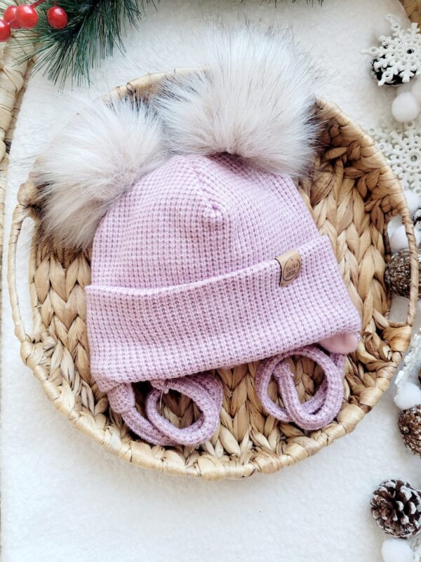 Czapka-zimowa-wiazana-roz-pompony-bez-palony-jasny-scaled-1.jpg Czapka-zimowa-wiazana-roz-pompony-bez-palony-jasny-scaled-1.jpg