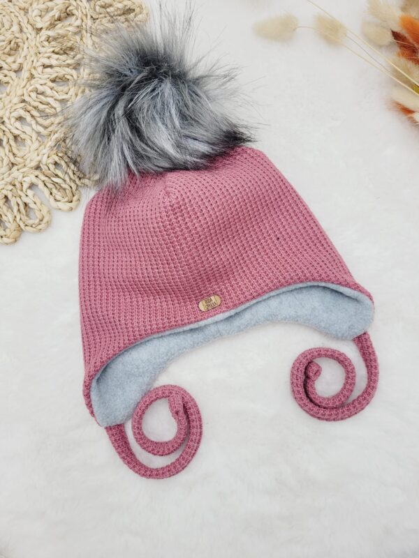Czapka-zimowa-wiazana-roz-wrzosowy-pompon-szary-scaled-1.jpg