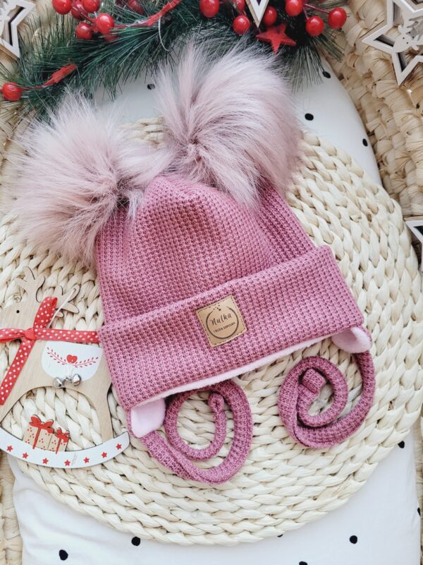 Czapka-zimowa-wiazana-roz-wrzosowy-pompony-rozowe-scaled-1.jpg