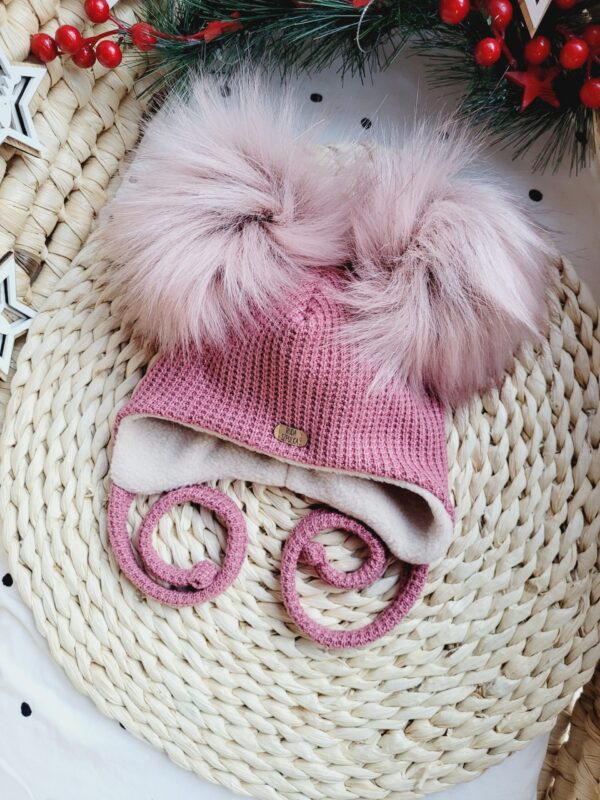 Czapka-zimowa-wiazana-roz-wrzosowy-z-pomponami-rozowymi-scaled-1.jpg