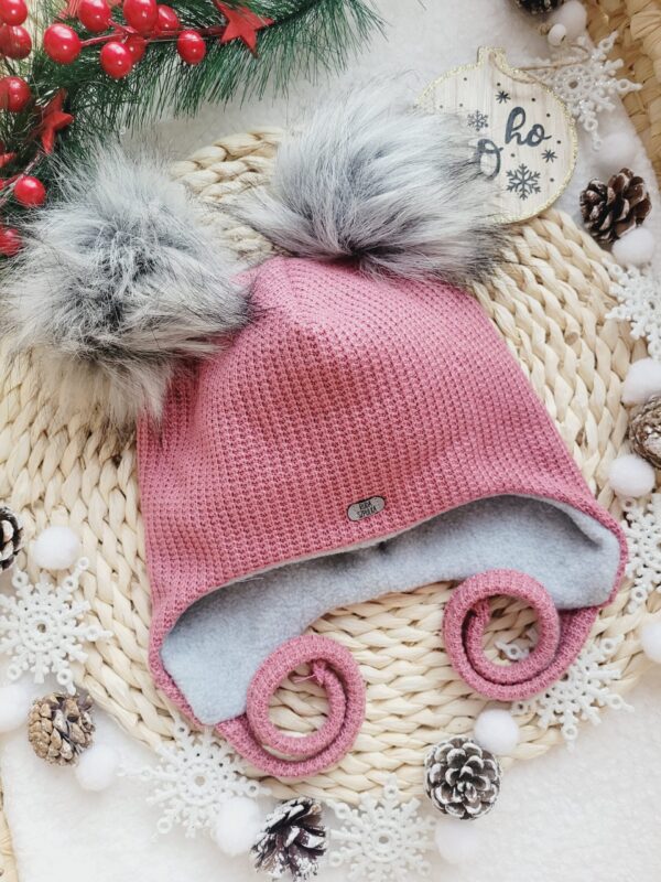 Czapka-zimowa-wiazana-wrzosowy-roz-szare-pompony-scaled-1.jpg