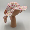 Kapelusz-dla-dziewczynki-Kolorowe-kwiaty-scaled-1.jpg