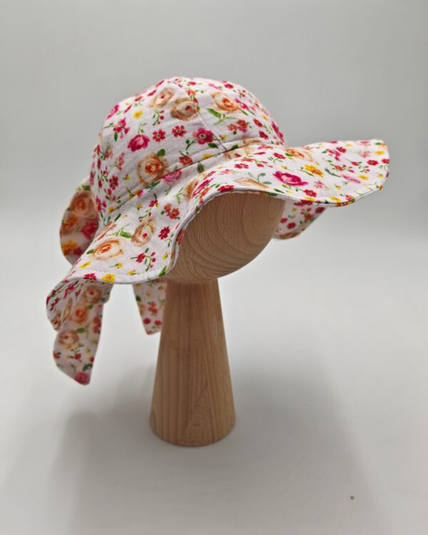 Kapelusz-dla-dziewczynki-Kolorowe-kwiaty-scaled-1.jpg