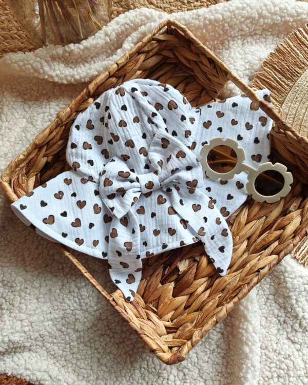 Kapelusz-dla-dziewczynki-muslinowy-Bezowe-serduszka-scaled-1.jpg