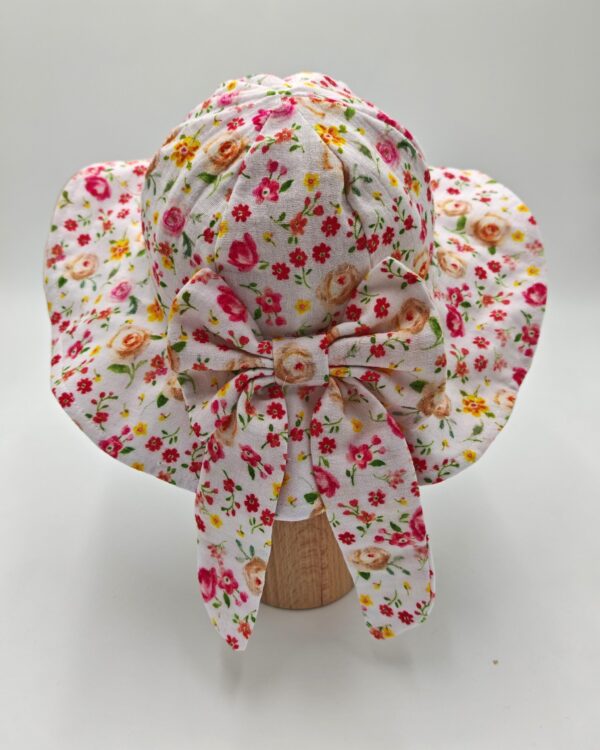 Kapelusz-dla-dziewczynki-muslinowy-Kolorowe-Kwiaty-scaled-1.jpg