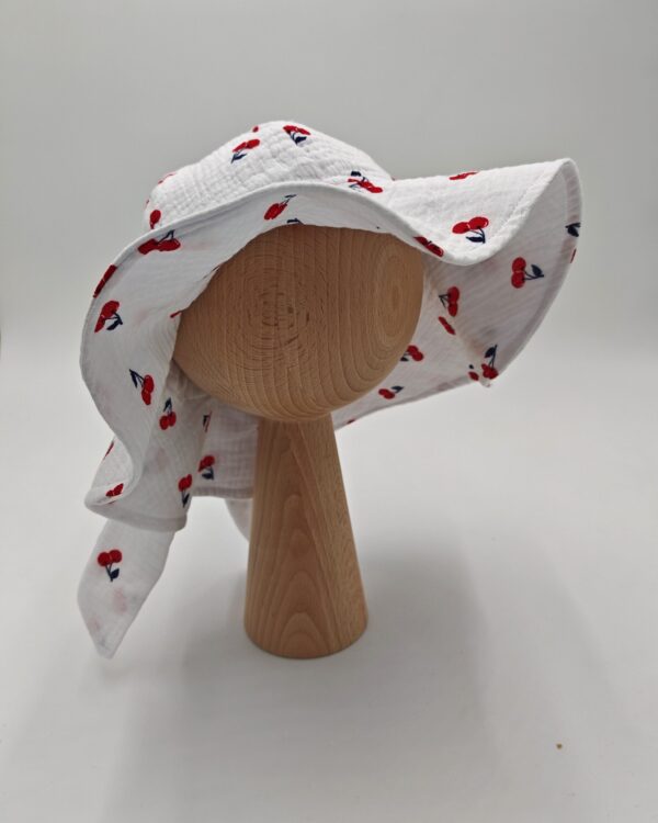Kapelusz-dla-dziewczynki-muslinowy-wisienki-scaled-1.jpg