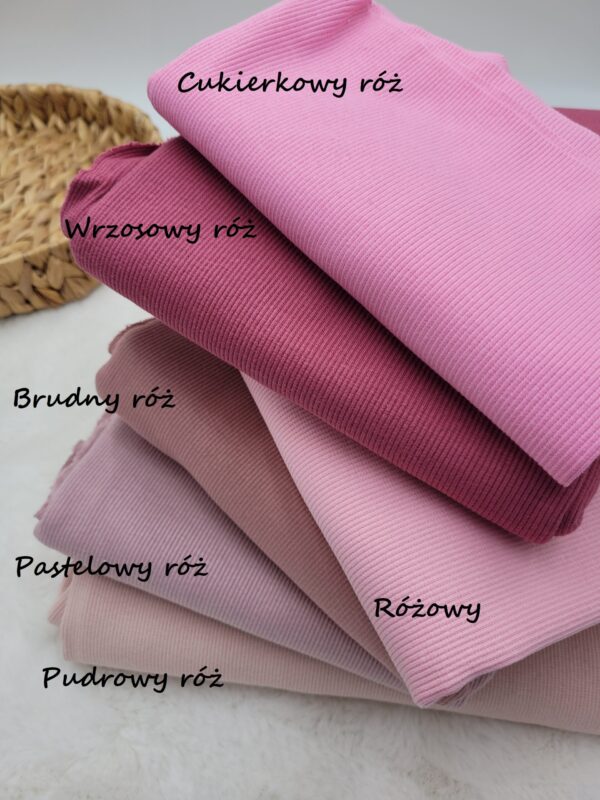 Kolorystyka-dzianina-prazkowana-roze-scaled-1.jpg