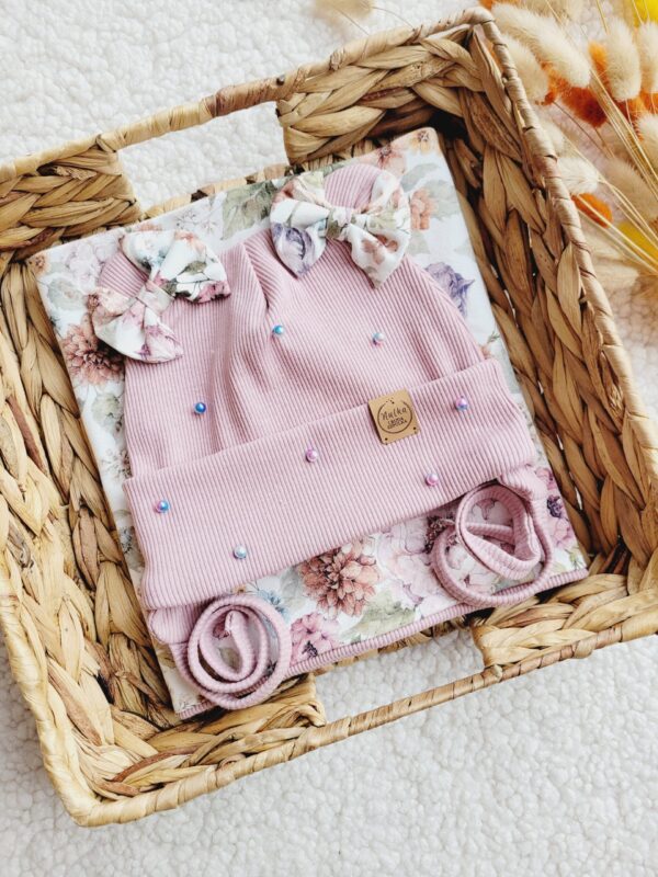 Komplet-dla-dziewczynki-wiazany-kokardki-Purple-Garden-pastelowy-roz-perelki-scaled-1.jpg