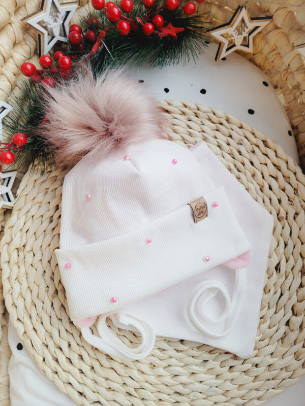Komplet-prazkowany-dla-dziewczynki-z-perelkami-bialy-pompon-rozowy-scaled-1.jpg