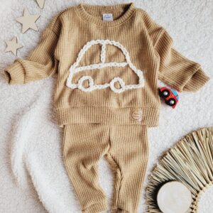 Komplet dzianinowy z hatowanym autkiem karmel jasny