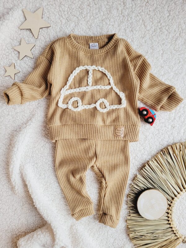 Komplet dzianinowy z hatowanym autkiem karmel jasny