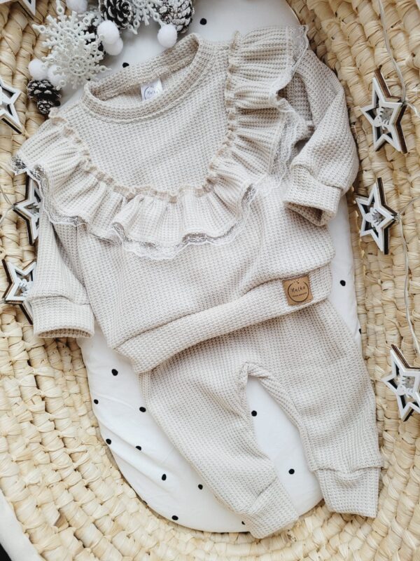 Komplet sweterkowy z falbanką jasny beż Komplet sweterkowy z falbanką jasny beż