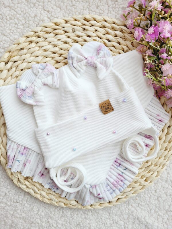 Komplet-wiazany-dla-dziewczynki-Old-roses-ecru-perelki-scaled-1.jpg